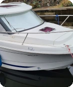 Łódź motorowa podczas postoju przy pomoście