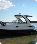 Nowoczesna łódź motorowa na wodzie w słoneczny dzień