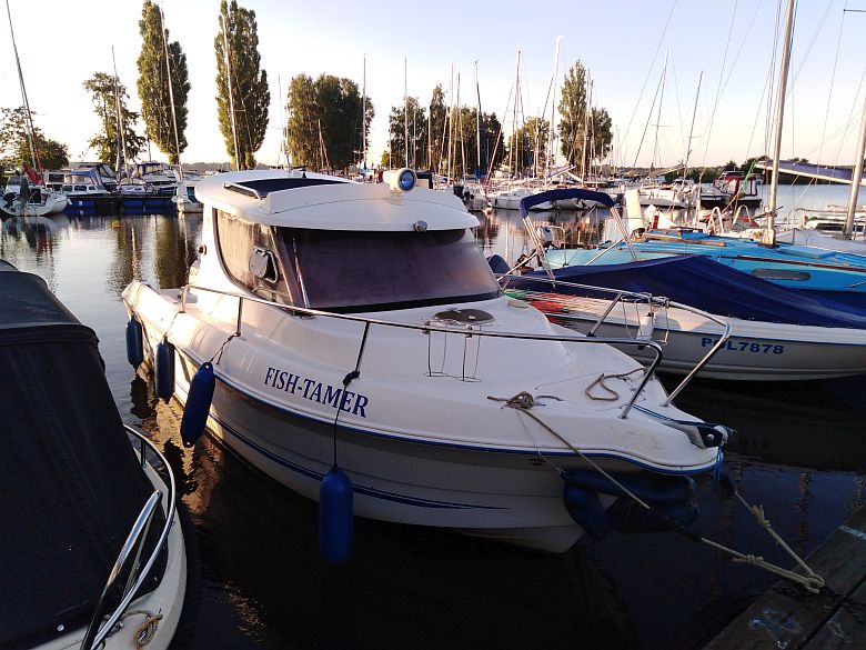 Quicksilver 650 Weekend zacumowany w porcie